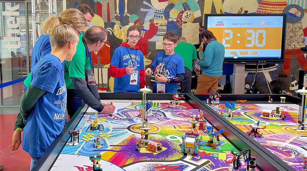 Die „Chaostruppe“ – eine Gruppe junger Tüftler vom Domgymnasium Naumburg – hat erneut den „First Lego League“-Regionalwettbewerb in Merseburg gewonnen.
