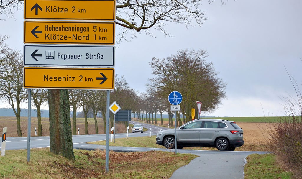 Der Radweg von Beetzendorf über Jeeben und Bandau nach Klötze endet an der Kreuzung nach Klötze-Nord und Nesenitz. Nach 15 Jahren Pause soll der Lückenschluss von 1.600 Metern in diesem Jahr erfolgen.