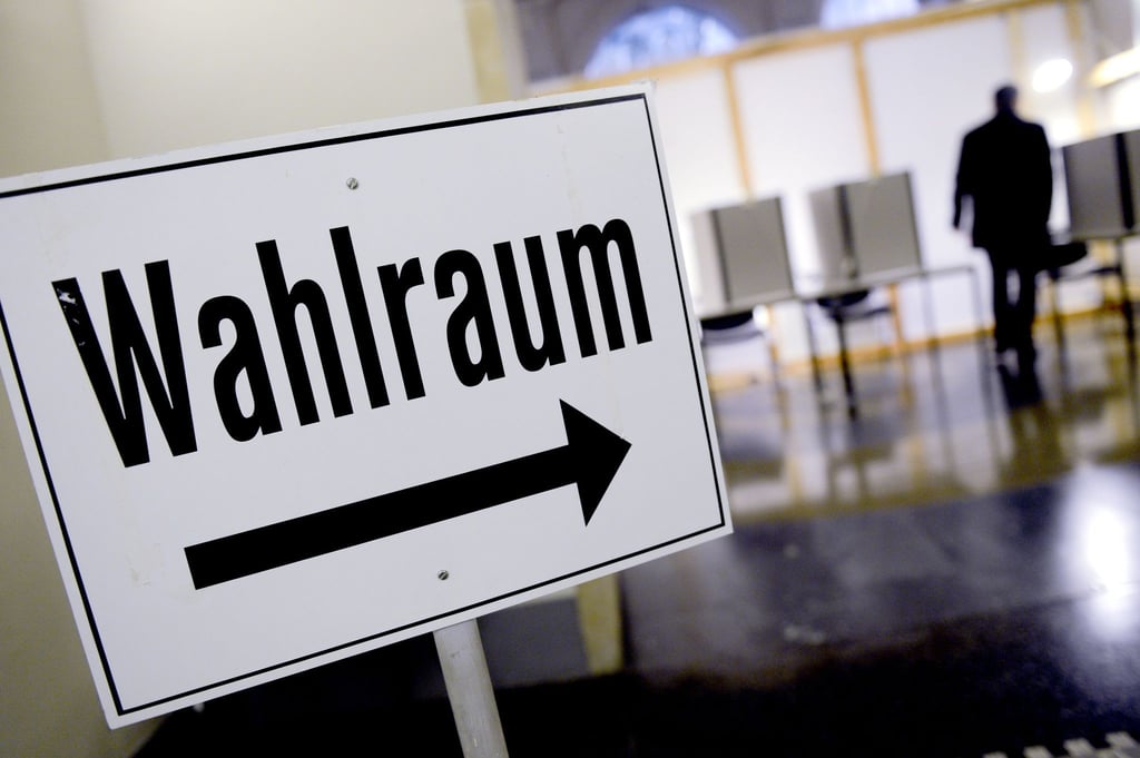 Das Schild „Wahlraum“ steht im neuen Rathaus in Hannover (Niedersachsen) vor dem Raum zur Briefwahl bereit.