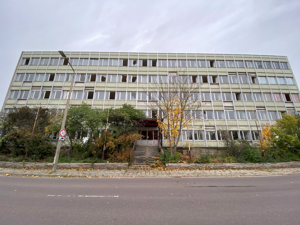 Das einstige Schönebecker Lehrlingswohnheim im Grundweg wird vom Berliner Bauunternehmer Naiem El-Harrazin seit knapp fünf Monaten saniert. Mit welchen Arbeiten ist er derzeit beschäftigt?