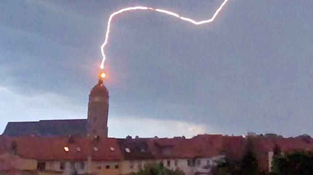Spektakulär: 2019 fotografierte eine Schülerin diesen Blitzeinschlag in den Schiefen Jacob in Sangerhausen.