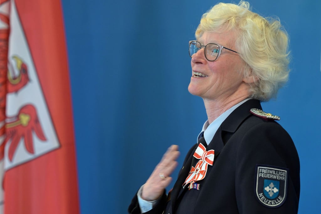 Susanne Deimling ist für ihre ehrenamtliche Betreuung von Feuerwehrleuten, die durch Einsätze psychisch belastet wurden, mit dem Landesverdienstorden ausgezeichnet worden.