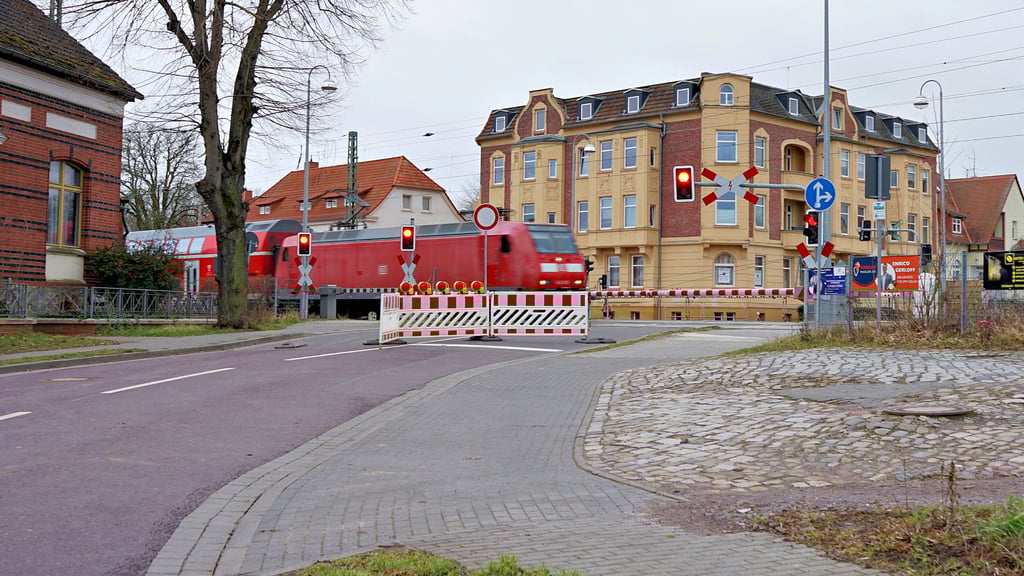 Mehr Güterverkehr auf der Schiene zieht längere Schrankenschließzeiten nach sich. Die Bahn will für Fahrzeuge einen Tunnel bauen.