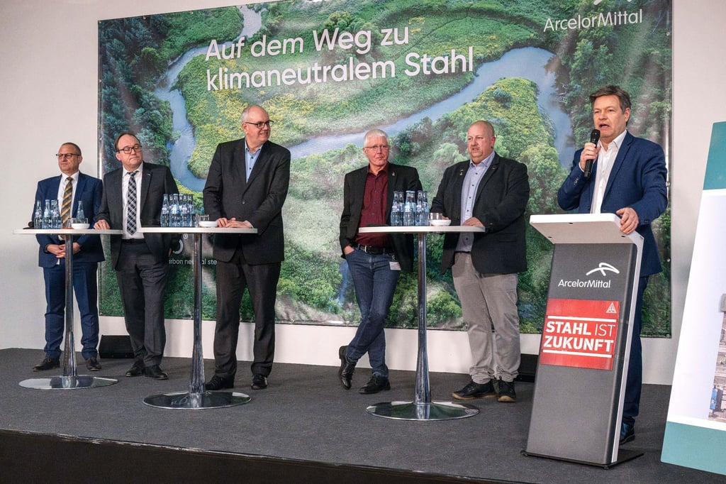 Wirtschaftsminister Robert Habeck (r) verkündet bei einer Betriebsversammlung die Förderzusage für den Umbau des Bremer Stahlwerks.