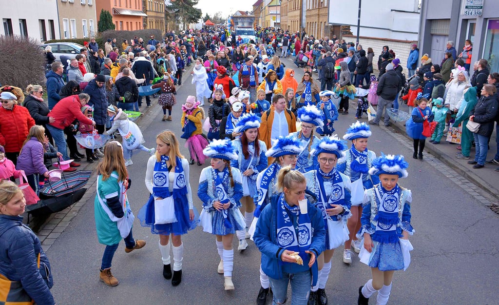 Straßenkarneval in Sandersdorf: Der anstehende Umzug sorgt für Vorfreude, strahlende Gesichter und einen aufgeregten Umzugsmarschall.