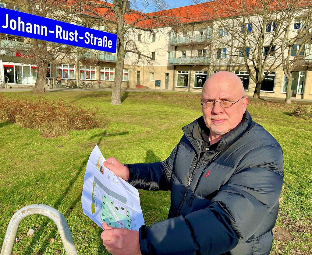 BWG-Geschäftsführer Holger Köhncke mit dem Plan für die Vorplatzgestaltung am ehemaligen „Fortschritt“: Rund um Café-Terrasse und Spielplatz werden wie an der benachbarten Rust-Straße Zierkirschbäume gepflanzt.