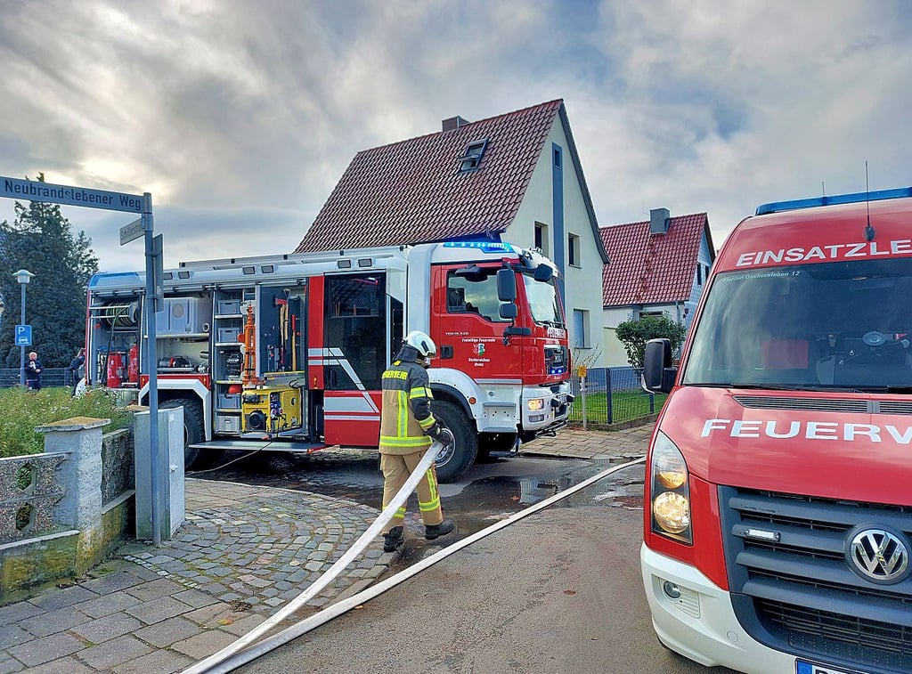 Die Kräfte der Feuerwehr Oschersleben und Hornhausen während des Einsatz im November 2023 im Neubrandslebener Weg.