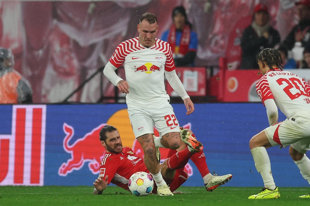 David Raum wird von Christopher Trimmel gefoult.