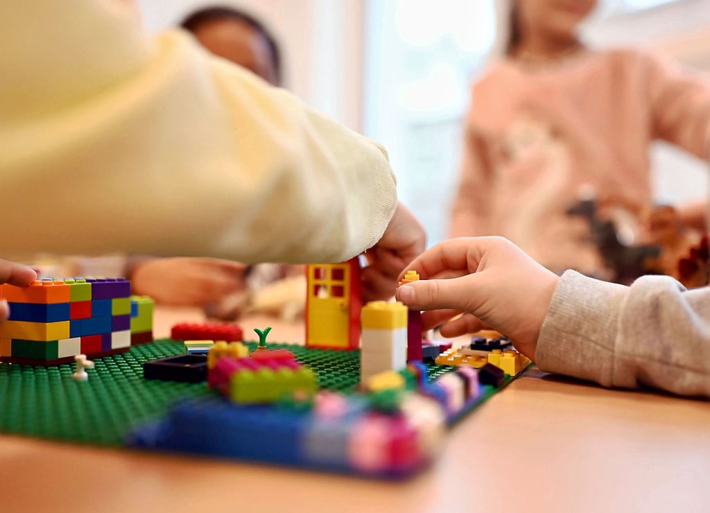 Spielende Kita-Kinder: In Salzwedel sollen die Elternbeiträge moderat angehoben werden.