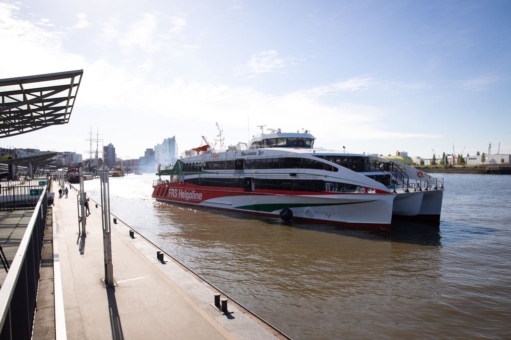 Die High-Speed-Fähre „Halunder Jet“ legt von den Landungsbrücken zu einer Fahrt nach Helgoland ab.