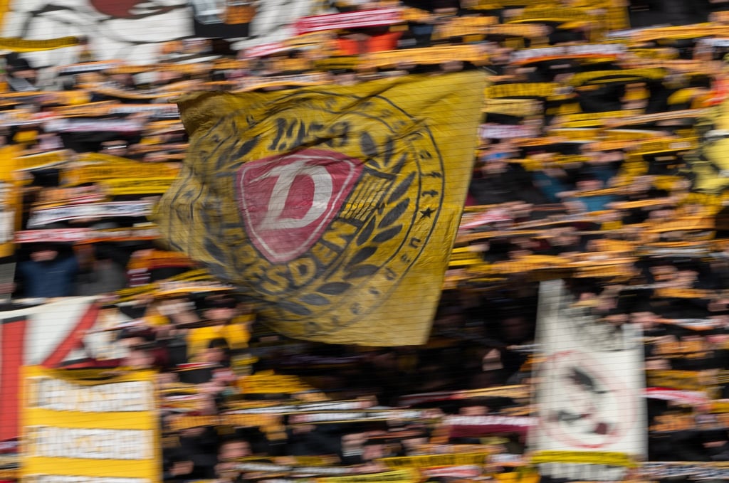 Fans im K-Block schwenken eine Fahne.