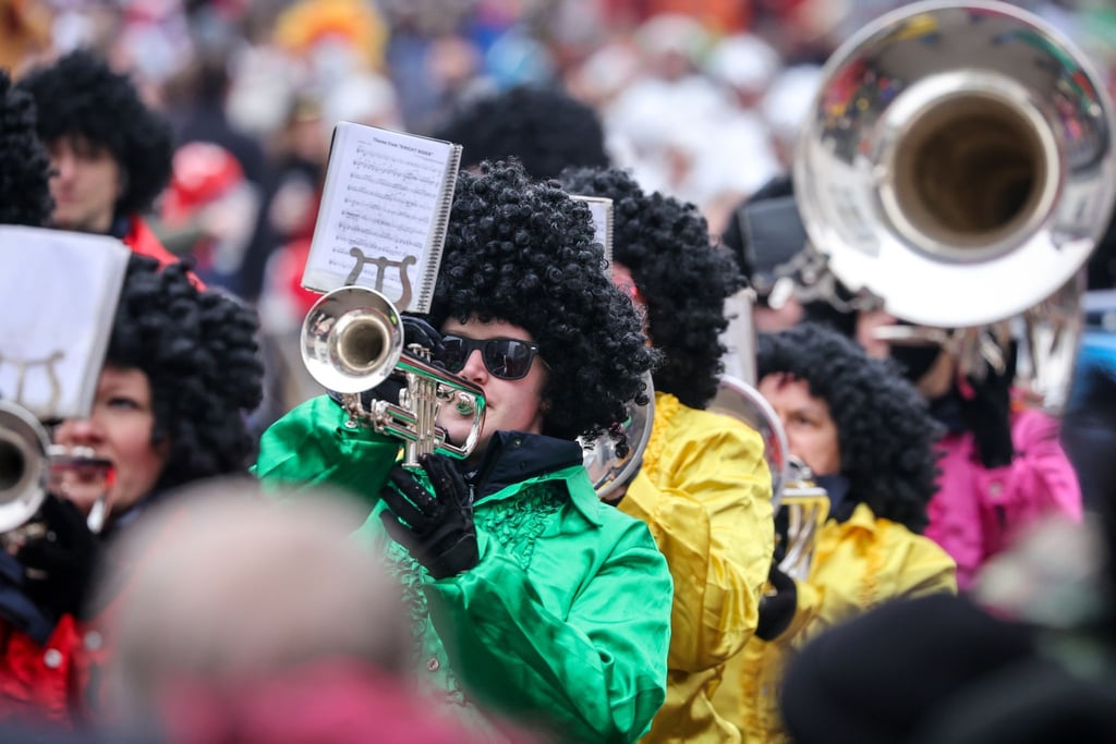 Verkleidete Musiker spielen beim Straßenkarnevalsumzug des Dammer Carnevals.