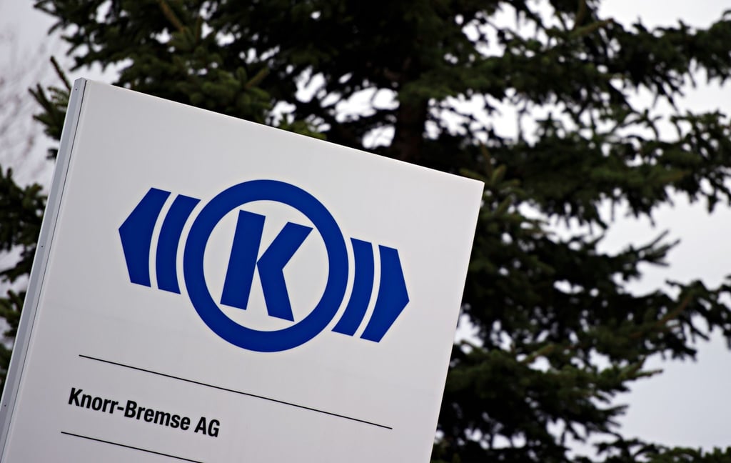 Das Logo der Knorr-Bremse AG ist auf einem Schild an der Zentrale des Unternehmens zu sehen.
