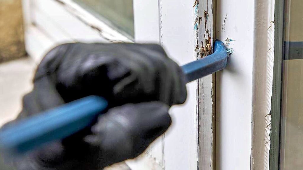 Die Täter haben das Kellerfenster eines Wohnhauses in der Lauestraße aufgebrochen und anschließend die Räume durchsucht.