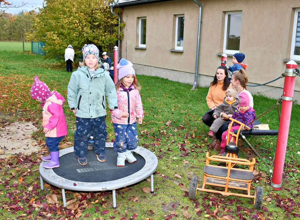 Spielende Kinder auf dem Außengelände der Kindertagesstätte Kunterbunt: Damit könnte am 31. Juli 2025 entgültig Schluss sein.