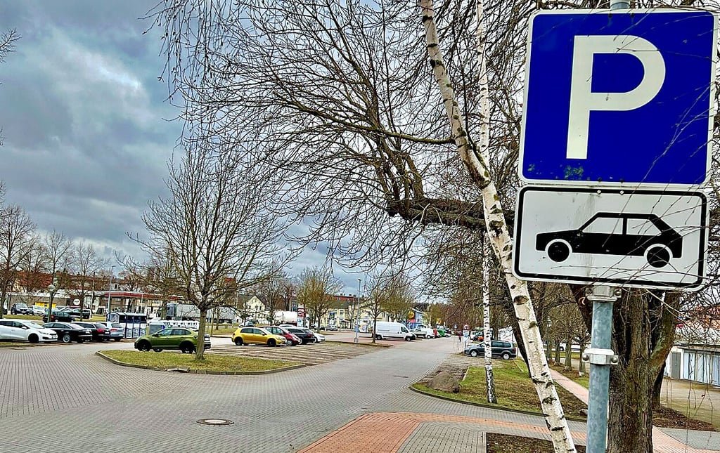 Der Parkplatz am Platz der Jugend ist für die Besucher der Bruno-Hinz-Halle in Bernburg zum kostenlosen Parken ausgewiesen.