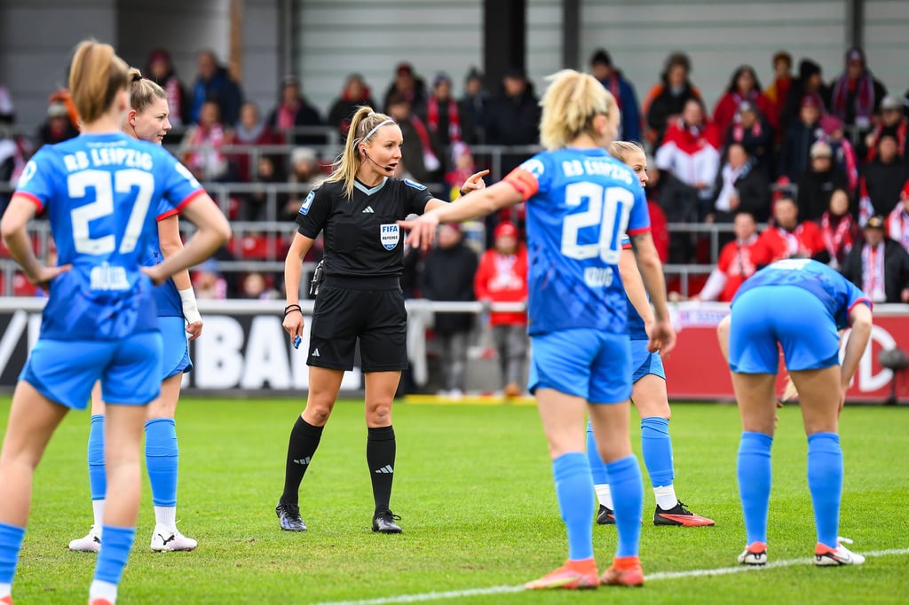 Die Schiedsrichterinnen in der Frauen-Bundesliga stehen in der Kritik – zumindest beim 1. FC Nürnberg.