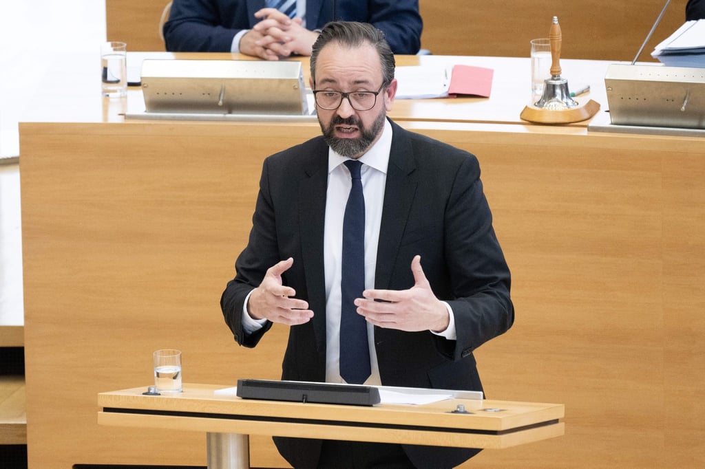 Sachsens Wissenschaftsminister Sebastian Gemkow spricht im Landtag im Plenum.