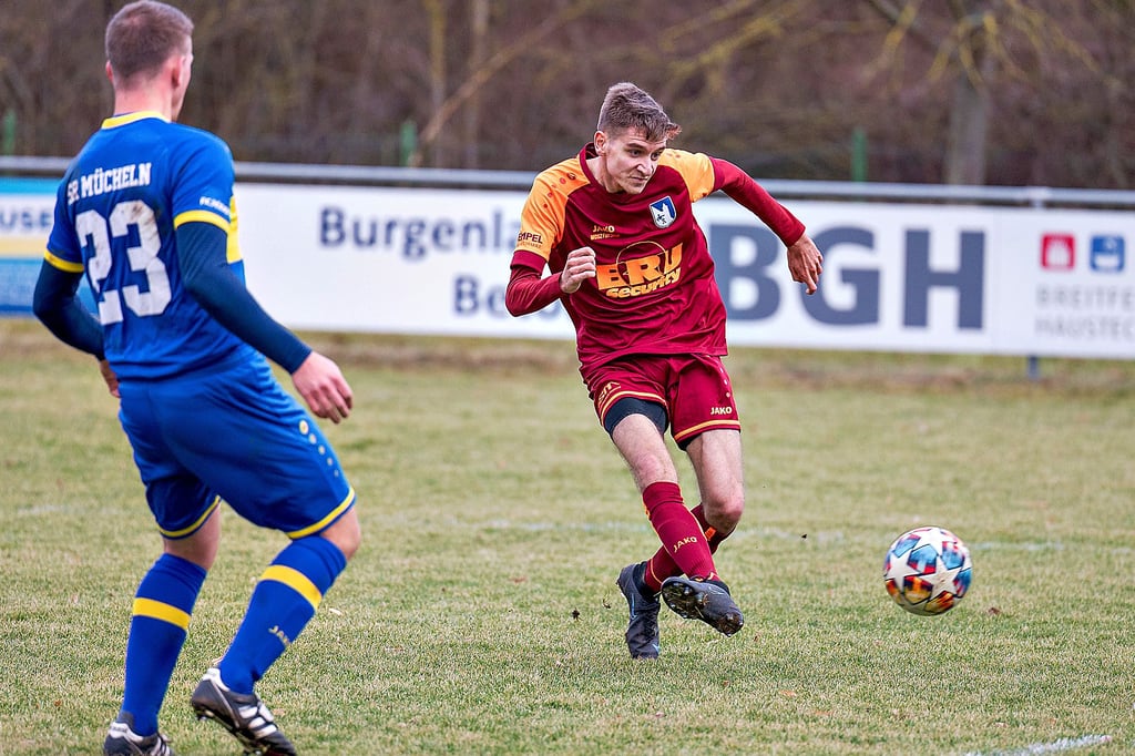 Der aus Quedlinburg zur SG Blau-Weiß zurückgekehrte Jonas Porsche (r.) unterlag mit den Bad Kösenen dem Kreisoberligisten Sportring Mücheln deutlich.