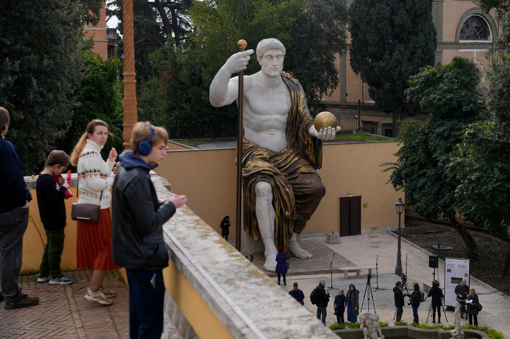 Die Kolossalstatue von Konstantin des Großen in einem Seitengarten der Kapitolinischen Museen.