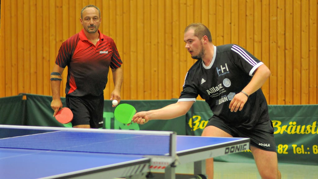 Zum ersten Mal in dieser Saison konnten Sebastian Busche, Yannik Henke (v.l.) und Co. vom TTC „Glück Auf“ Staßfurt einen Sieg bejubeln.