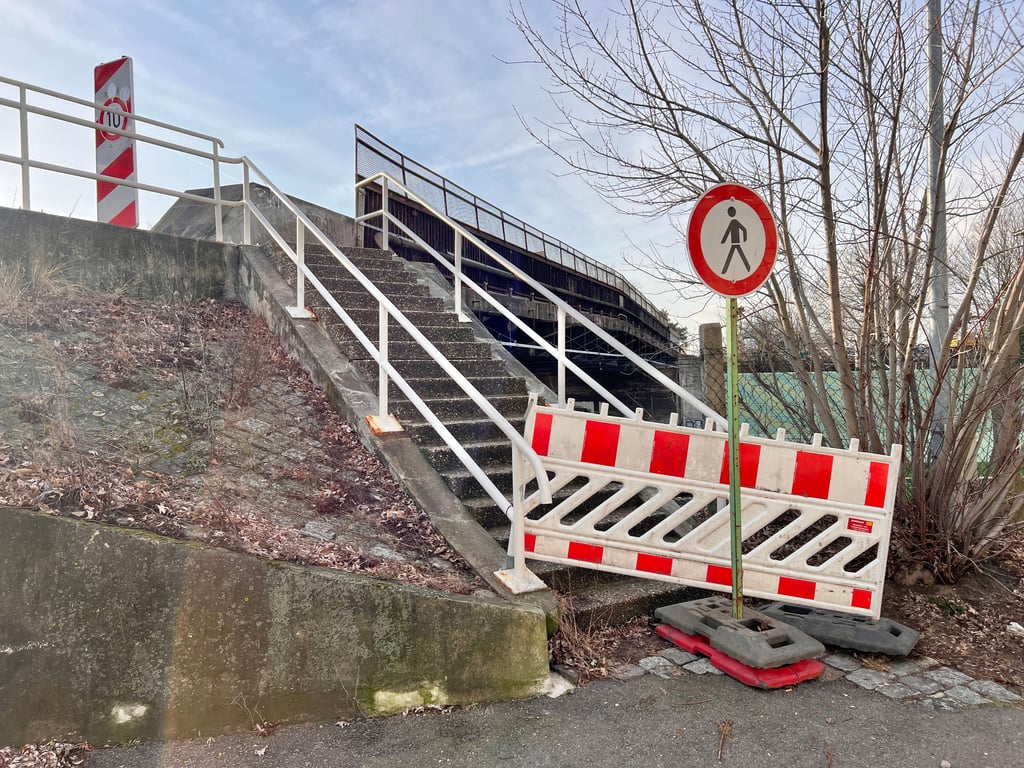 Die Treppe an der Zerbster Brücke ist gesperrt
