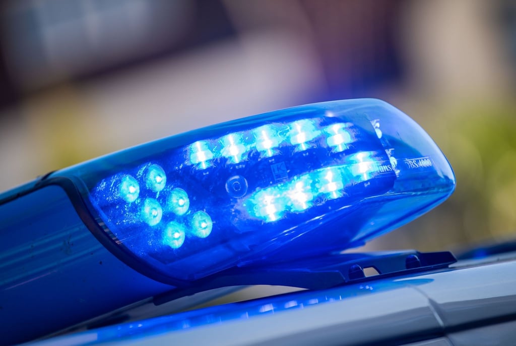Ein Blaulicht ist auf dem Dach eines Polizeifahrzeugs zu sehen.
