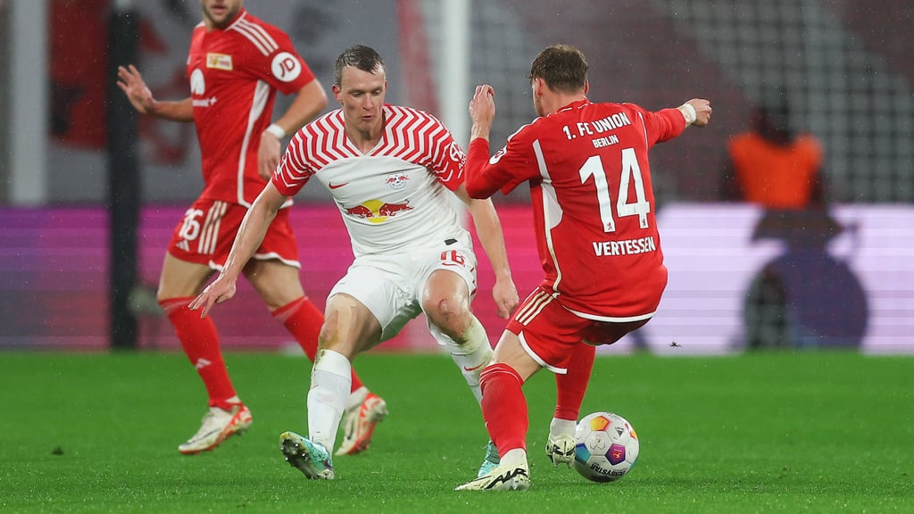 Kein Vorbeikommen: Lukas Klostermann gegen Union Berlin.