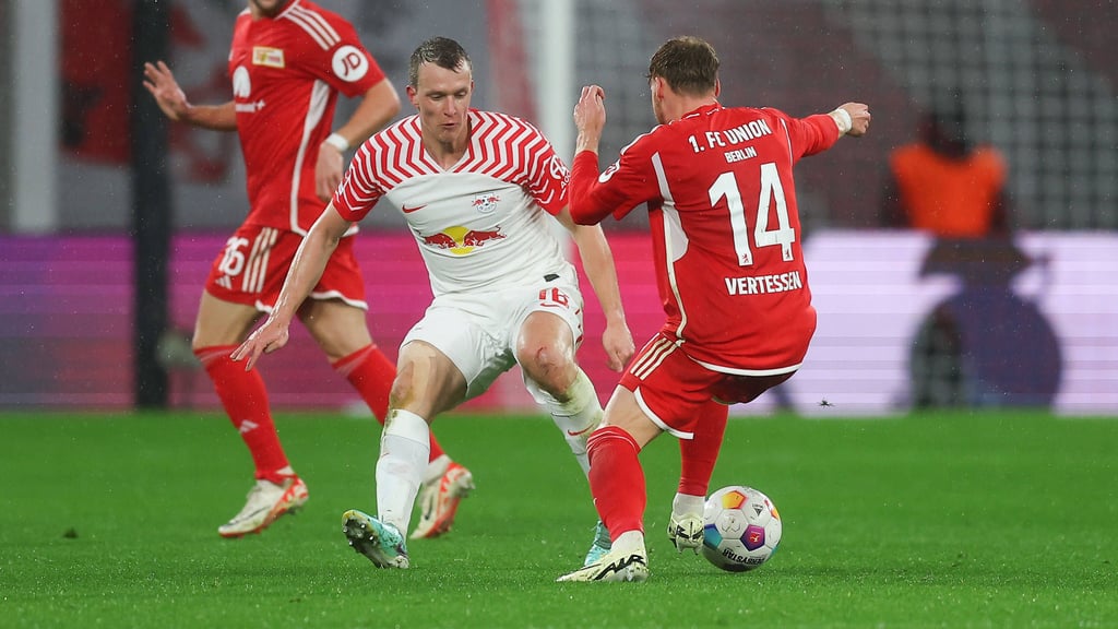 Kein Vorbeikommen: Lukas Klostermann gegen Union Berlin.