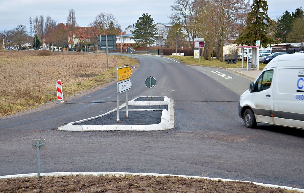 Die Baustelle vom Staßfurter Kreisverkehr Bernburger Straße/An der Liethe verharrt noch in der Winterpause.