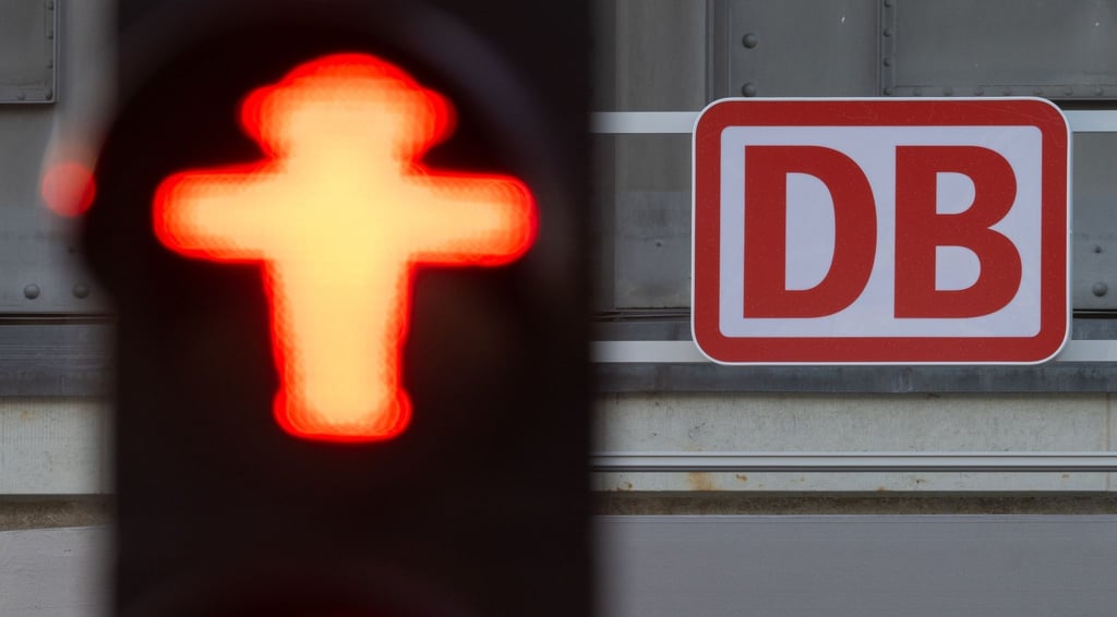 Unbestätigten Medienberichten sollen neben dem weiteren Ausbau der Sachsen-Franken-Magistrale auch die zweite Baustufe Dresden–Berlin auf einer internen Kürzungsliste des Bahnkonzerns stehen.