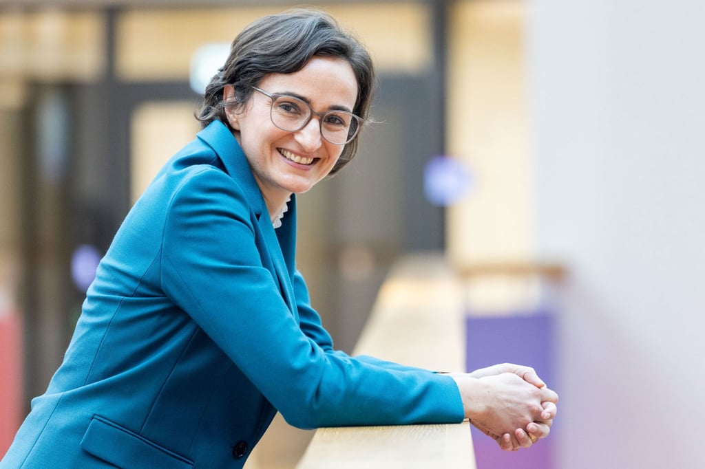 Aurelie Alemany, neue Enercity-Vorstandsvorsitzende, steht in der Enercity-Zentrale in Hannover.