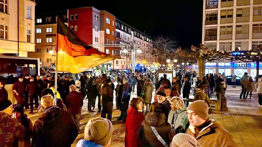 Die Kundgebung am Montag, 5. Februar 2024, auf dem Platz vorm Kultur- und Festspielhaus Wittenberge war sehr gut besucht. "Die Ampel muss weg", wurde laut skandiert.