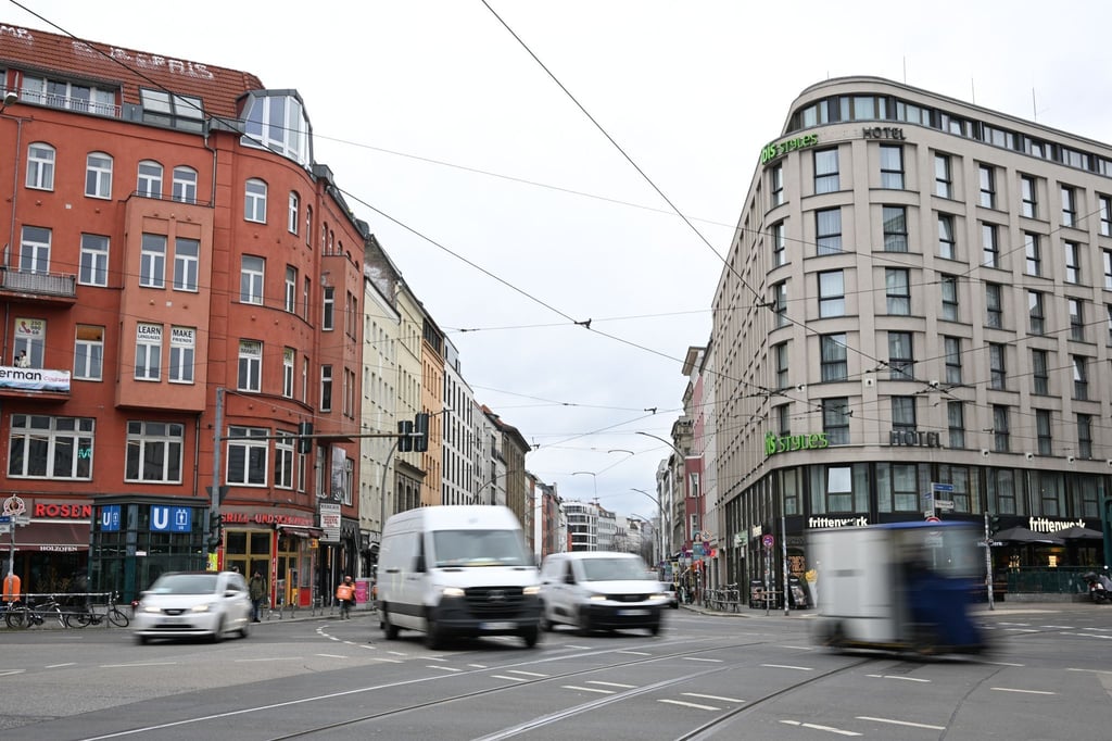 Autos fahren aus der Brunnenstraße auf den Rosenthaler Platz.