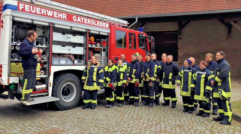 Gaterslebens Ortswehrleiter Ralf Jungtorius erklärt den Neuen, was es in einem Löschfahrzeug alles gibt.