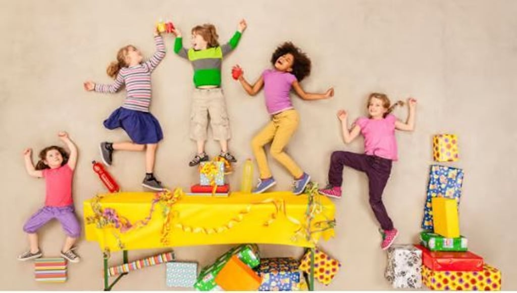 Kindergeburtstage scheinen immer mehr nach dem Motto gefeiert werden: Höher, weiter, spektakulärer. Das macht Eltern Druck.