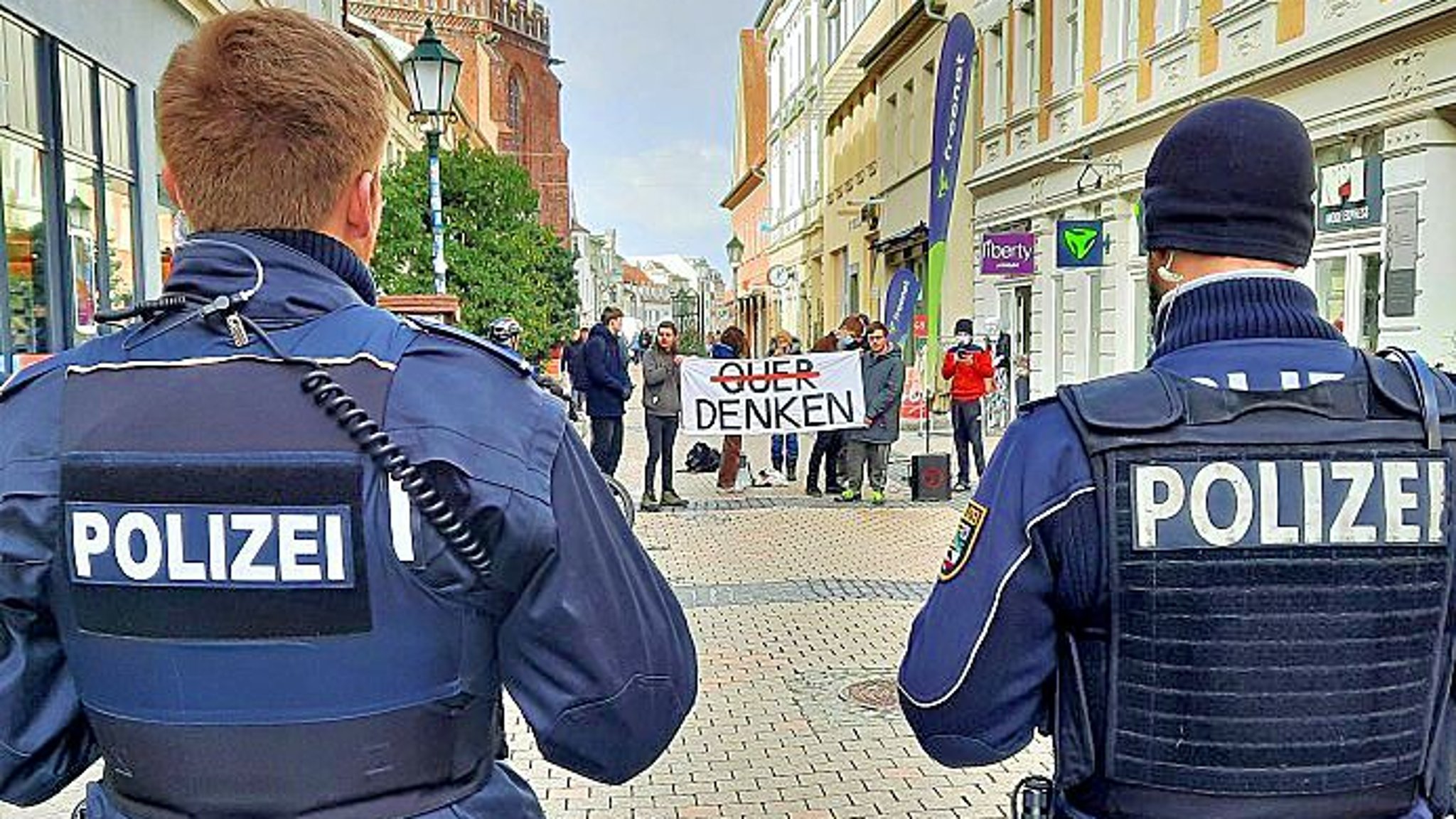 Demonstration Junge Stendaler stören AfDInfostand in der Fußgängerzone