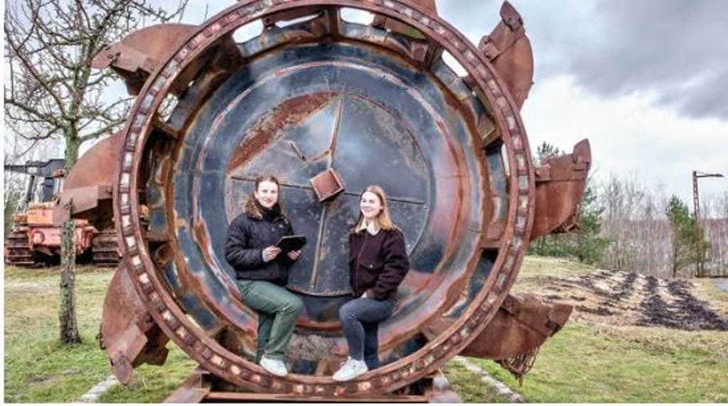 Am Ende der Tour wird sogar der perfekte Spot für ein Erinnerungsfoto vorgeschlagen: Janne Kaczorowski (li.) und Theresa Schulz.