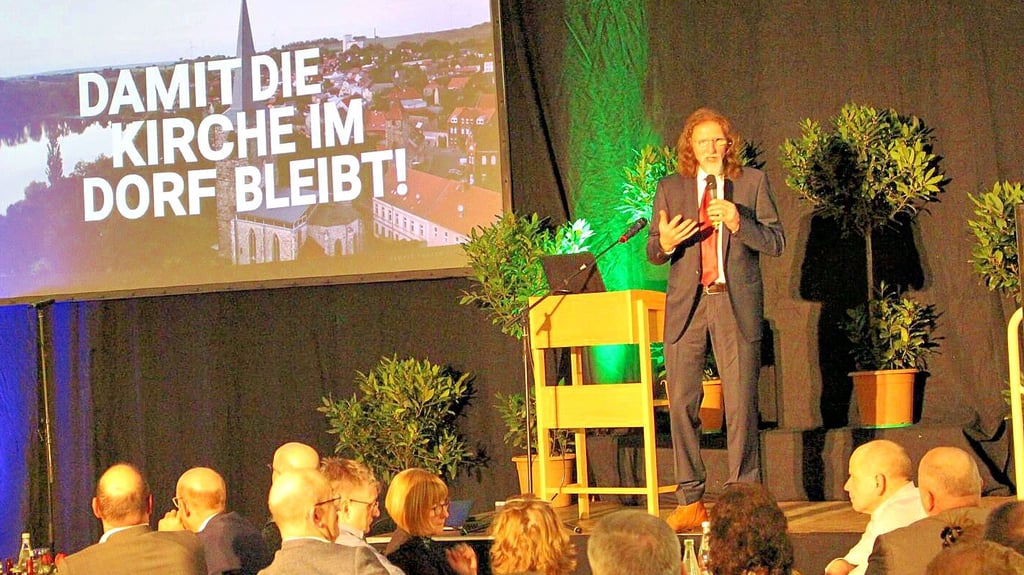 Pfarrer Thomas Meyer aus Colbitz stellte beim Neujahrsempfang des Kirchenkreises Wolmirstedt-Haldensleben die Idee einer Dorfkirchenstiftung vor.