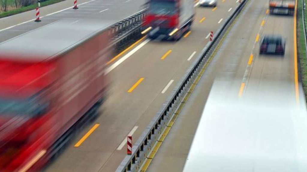 Auf der A71 in Thüringen weht der Wind so stark, dass die Straße für Lkw und Wohnwagen gefährlich ist.