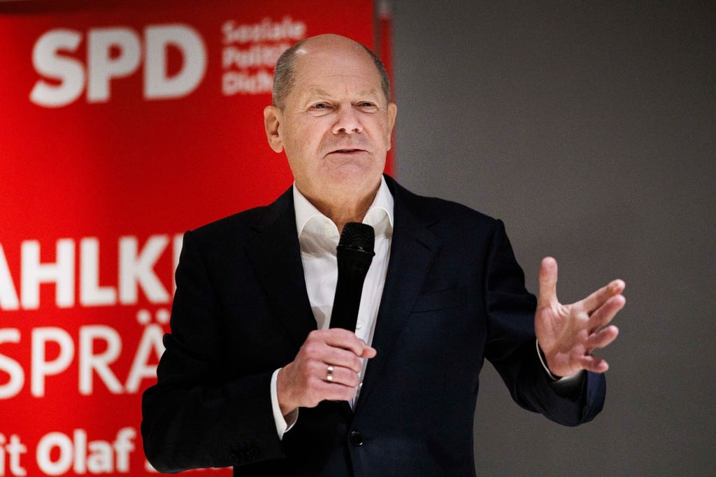 Bundeskanzler Olaf Scholz findet im Rahmen eines Wahlkreisgespräches mit Bürgerinnen und Bürgern unterstützende Worte für seinen Amtskollegen in den USA.