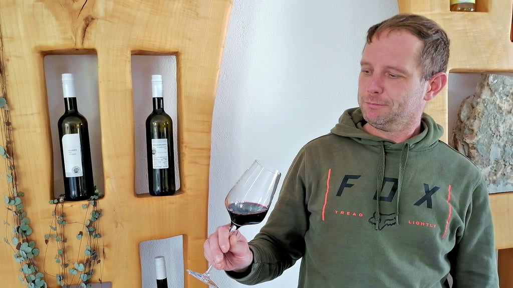 „Wunderbar kräftiges Brombeeraroma“: Der Dorndorfer Winzer Johannes Beyer mit einem Glas seines Rotweines der neuen Rebsorte Levitage.
