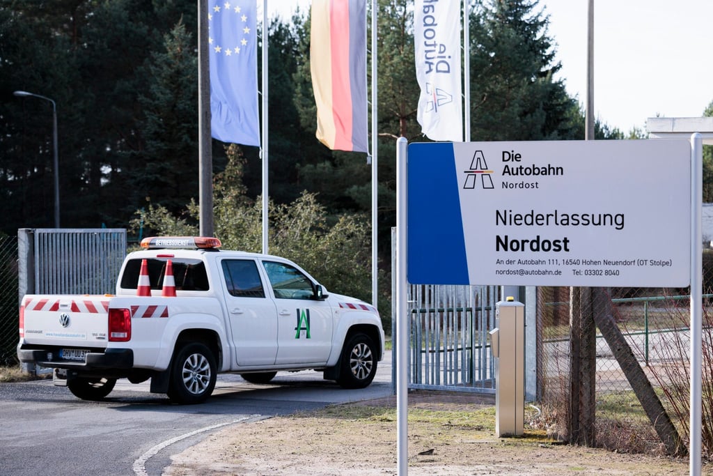 Ein Werksauto fährt auf das Betriebsgelände der Autobahn GmbH des Bundes Niederlassung Nordost.