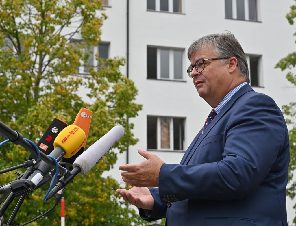 Olaf Jansen, Chef der Zentralen Ausländerbehörde Brandenburgs, spricht auf einer Pressekonferenz.