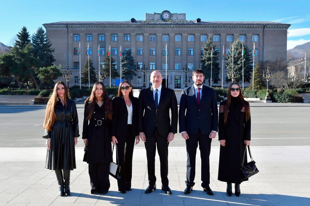 Staatschef Ilham Aliyev (M) mit seiner Familie.