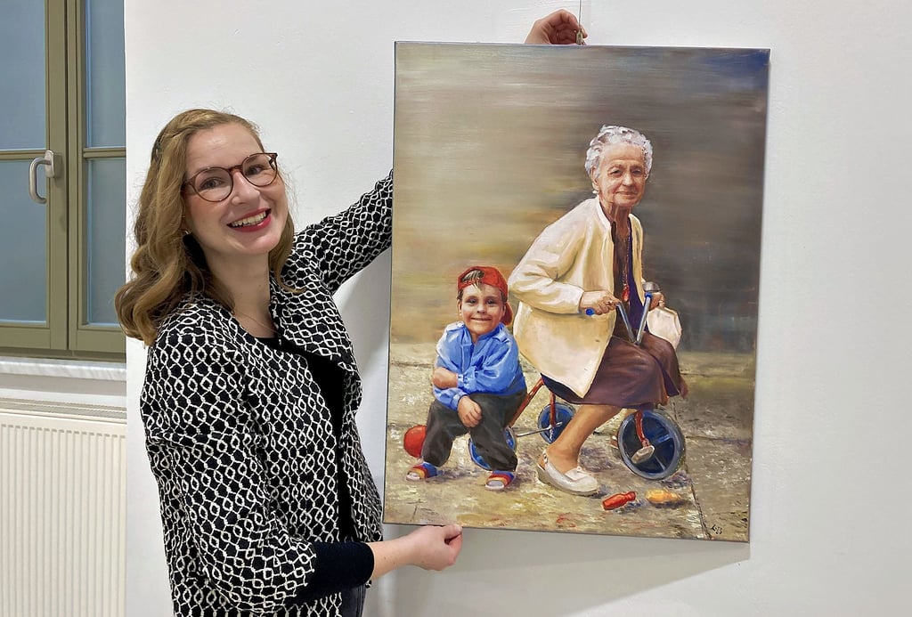 Alexandra Schmücking hängt die Bilder für die neue Ausstellung auf.