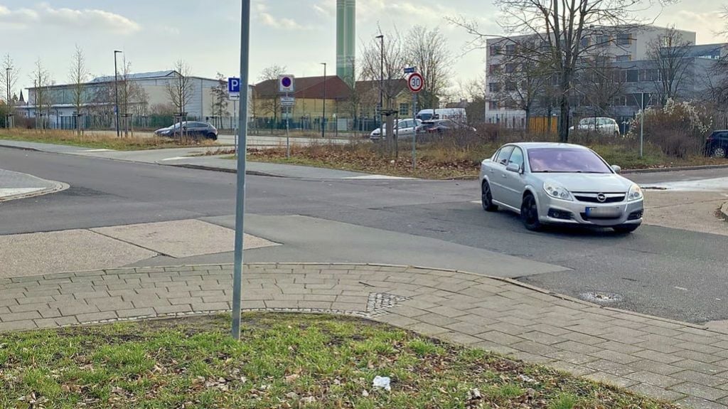 Kann ein Zebrastreifen an der Ecke Berliner/Moskauer Straße Schulkindern die Überquerung vereinfachen?
