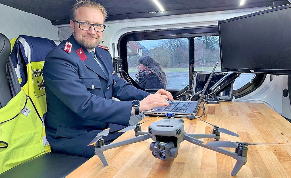 Daniel Schünicke präsentiert die Einsatzmöglichkeit im ELF. Er wird die Drohnenstaffel mit Kameraden aus allen Ortswehren der Einheitsgemeinde aufbauen.