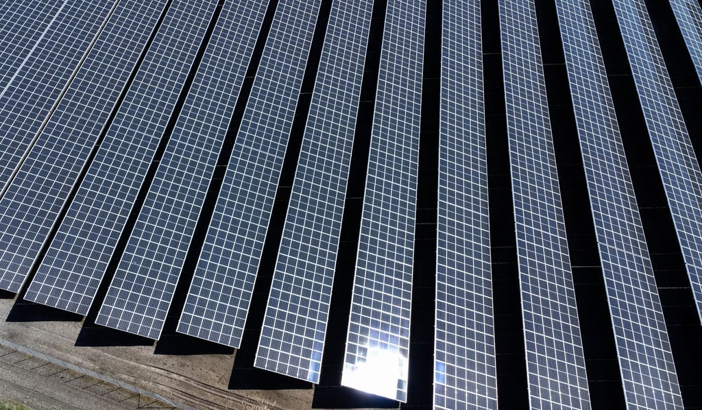 Eine Solaranlage steht neben Feldern und der Autobahn bei Neumünster.