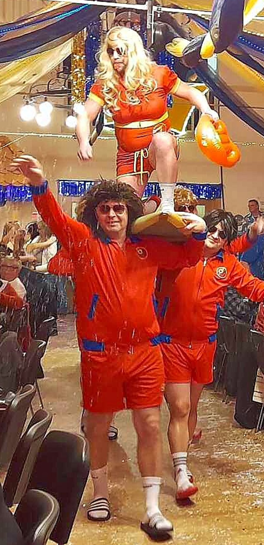 Sportlich und lautstark bejubelt zogen die „Chippendales“ in den Saal ein.